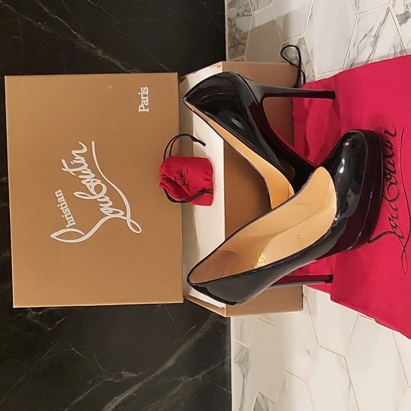 Christian Louboutin Shoes - Louboutin new simple pump